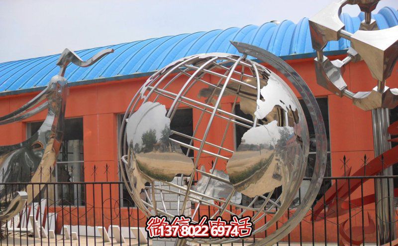 白鋼鏤空地球儀雕塑，為公園增添創意裝飾