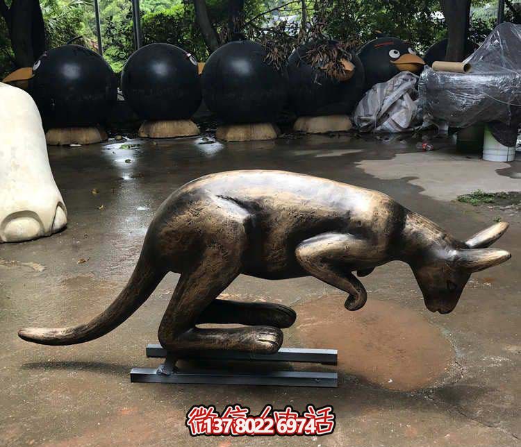 不銹鋼袋鼠雕塑，擺放于大型廣場