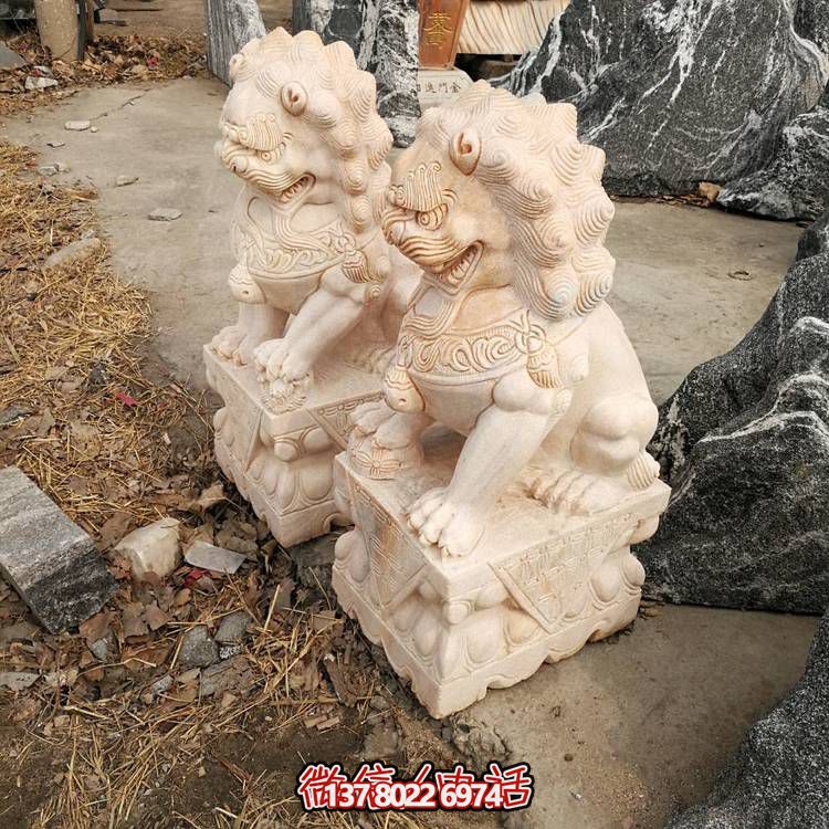 精美大理石雕刻石獅子，為酒店門口添彩晚霞紅