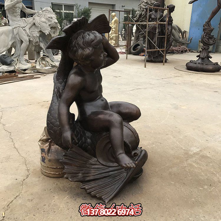 創意銅雕魚坐椅，讓兒童享受景觀之美