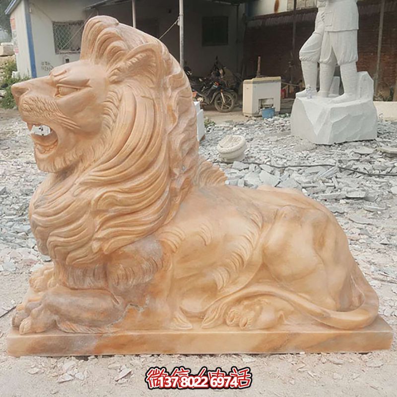 兇猛獅子紅石雕臥著雕塑，為公園景區添彩晚霞之美