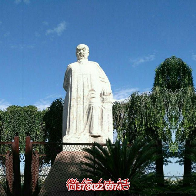林則徐石雕塑，點綴校園廣場