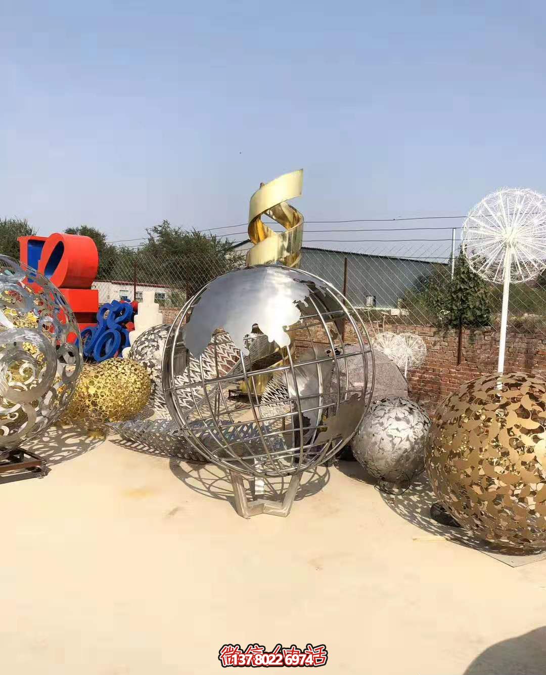不銹鋼拋光地球儀雕塑，營造公園游樂場氛圍
