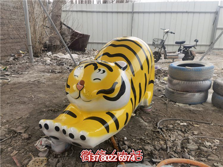 玻璃鋼彩繪抽象老虎雕塑，為幼兒園裝飾而生