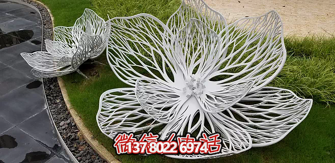 不銹鋼蓮花雕塑，鐵藝裝點戶外廣場