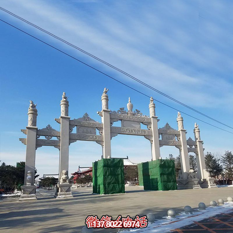 新款漢白玉牌坊，美觀而古樸的石六柱，為寺院和景區增添靈氣