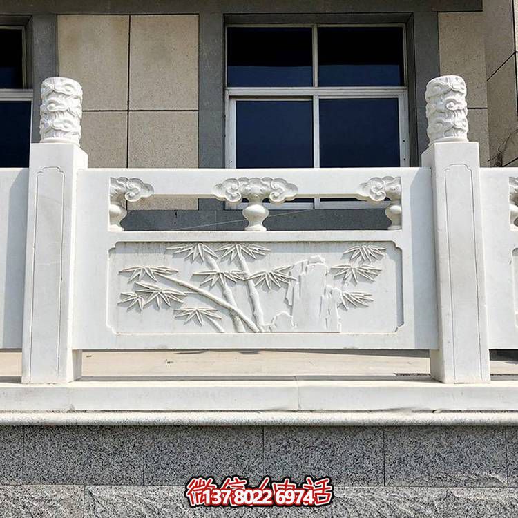 精致古典庭院雕飾浮雕石柱、欄桿、欄板，營造溫馨園林