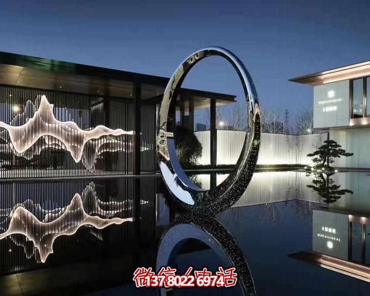 不銹鋼圓環雕塑，點綴園林別墅水池