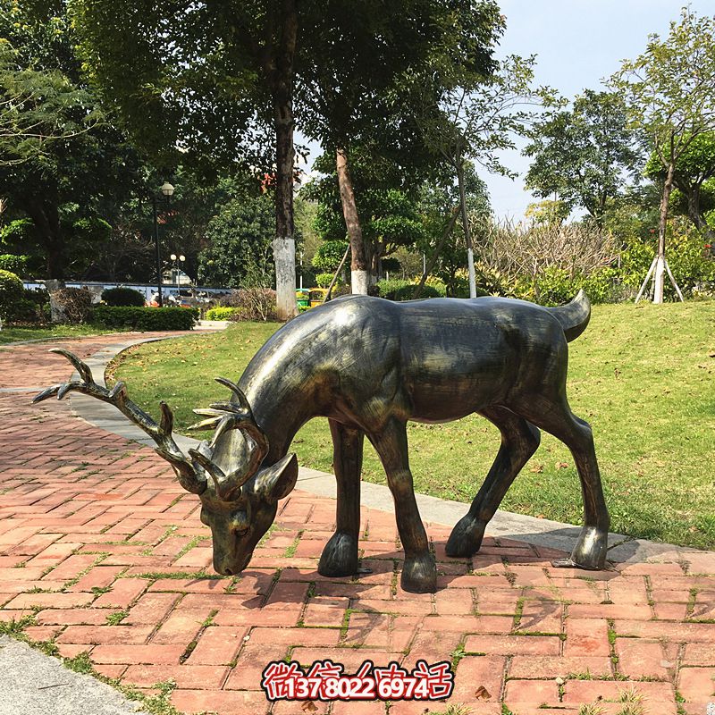 精美鹿雕塑，在公園里覓食的活力象征